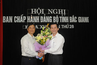 Ông Nông Quốc Tuấn (phải) được bầu giữ chức Bí thư Tỉnh ủy Bắc Giang năm 2010.